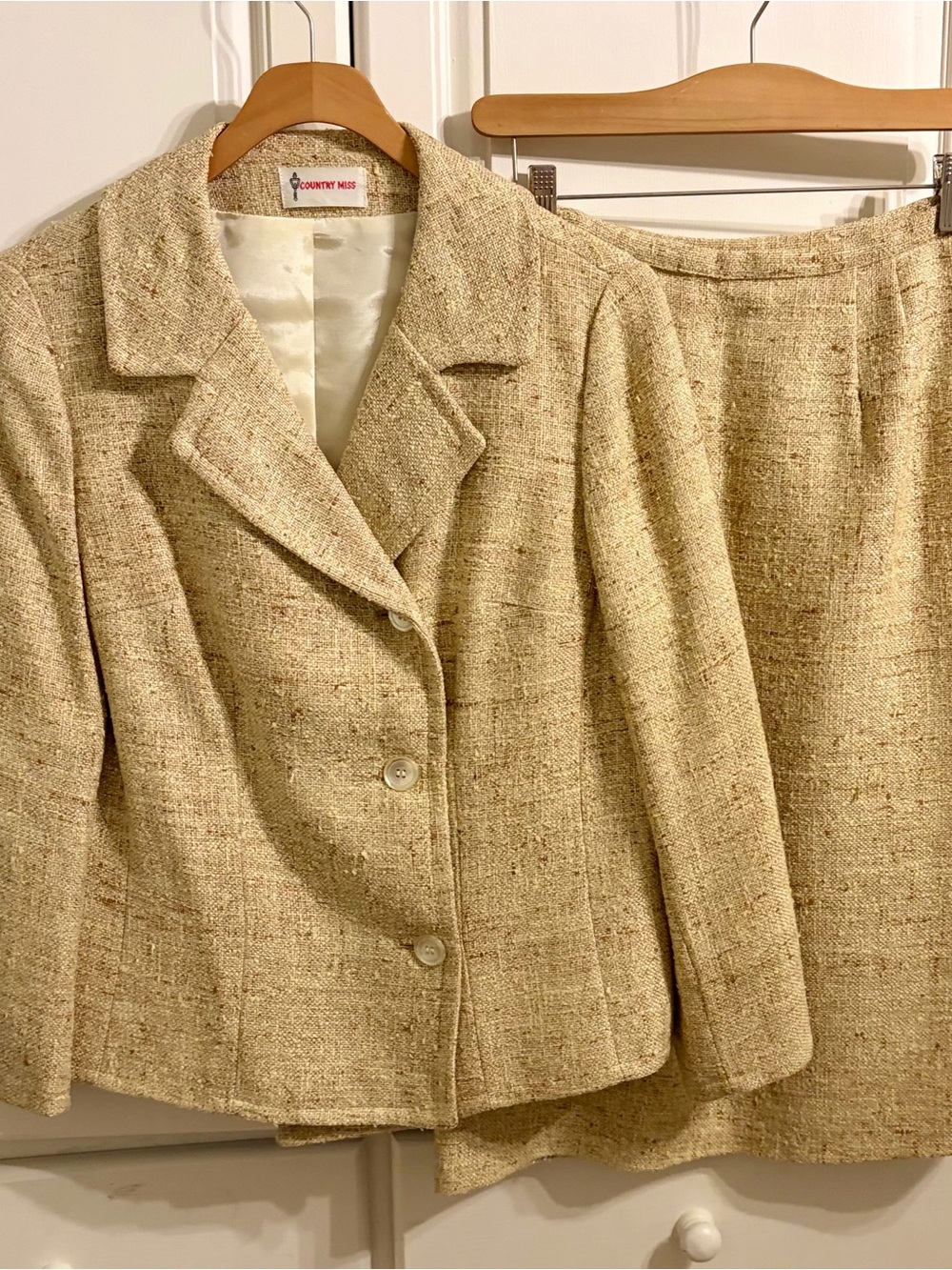 Vintage 2 piece tweed suit. Skirt & jacket size 8 Jackie O, ladies who lunch,